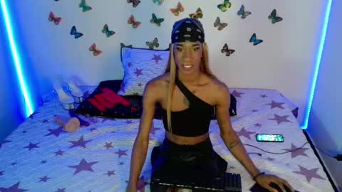 kendallgil online show from 01/10/25, 04:22