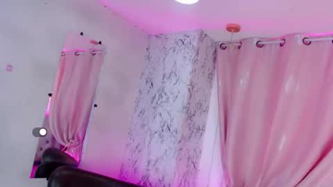 Snapshot of kendra_diaz chatting on 01/22/25, 03:20 K E N D R A online show from 01/22/25, 03:20