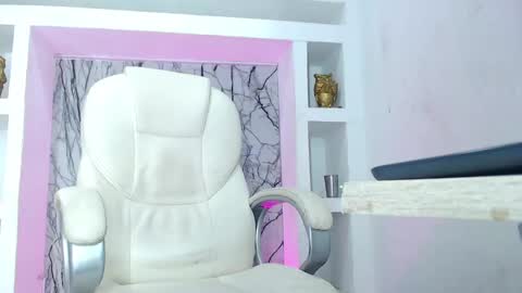 Snapshot of kendra_diaz chatting on 02/06/25, 11:43 K E N D R A online show from 02/06/25, 11:43