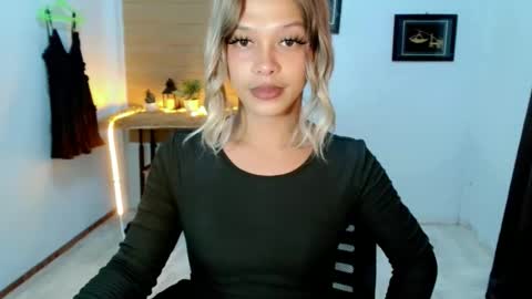kendra_lunaxx online show from 05/18/26, 09:48