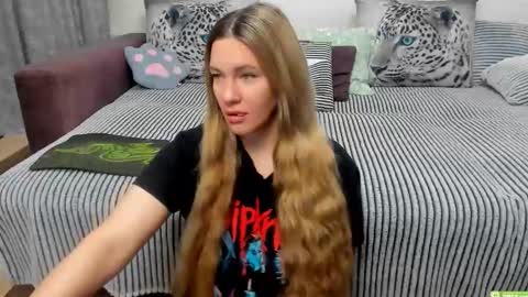 Kendra online show from 10/31/25, 12:22