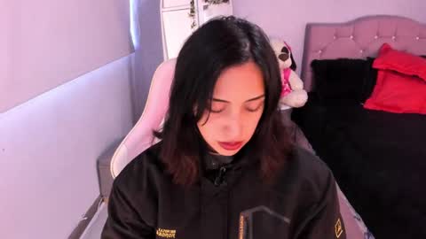 Snapshot of kenia_thompson01 chatting on 12/19/24, 11:39 01 online show from 12/19/24, 11:39