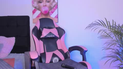 Snapshot of kenia_thompson01 chatting on 10/13/25, 07:25 01 online show from 10/13/25, 07:25