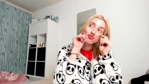 Kenzie online show from 02/08/25, 05:29