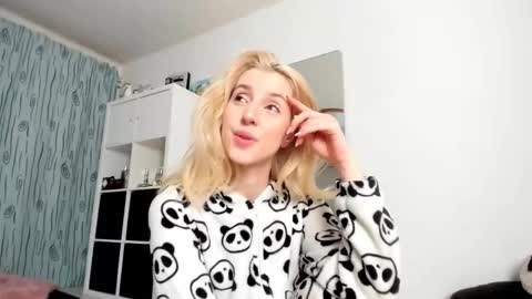 Kenzie online show from 11/10/25, 04:44