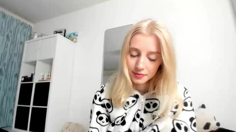 Kenzie online show from 11/22/25, 04:33