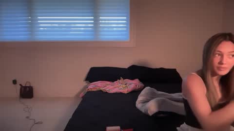 kenziesmithh online show from 09/18/25, 08:00