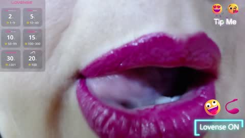 Snapshot of kerly_doll chatting on 12/18/24, 04:28 K E R L Y online show from 12/18/24, 04:28