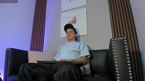 Snapshot of kevinn_blue chatting on 11/11/25, 12:16 Sexy Hot Kevin online show from 11/11/25, 12:16