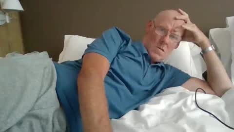 Snapshot of kevlooking4sez chatting on 10/17/25, 03:58 kevlooking4sez online show from 10/17/25, 03:58