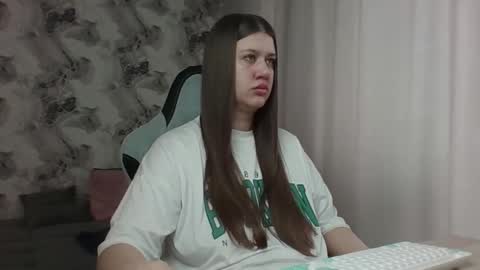 kianna_dior_ online show from 03/26/26, 09:37