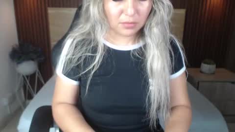 Snapshot of kiara_mirren chatting on 10/04/25, 07:56 K I A R A online show from 10/04/25, 07:56