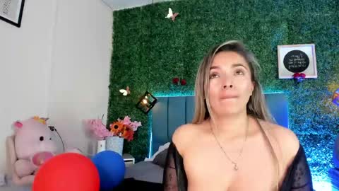 Snapshot of kiaraa88 chatting on 05/23/26, 08:24 Valery online show from 05/23/26, 08:24