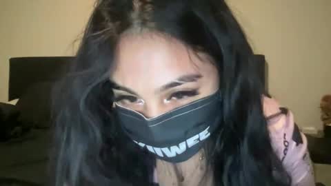 Snapshot of kiiwee chatting on 10/22/25, 02:12 KIIWEE online show from 10/22/25, 02:12