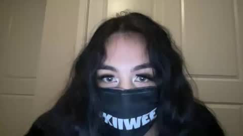 Snapshot of kiiwee chatting on 10/29/25, 01:30 KIIWEE online show from 10/29/25, 01:30