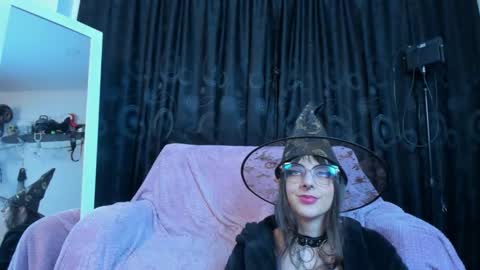 Snapshot of kiizzukyuwu chatting on 10/31/25, 03:40 Kizuky online show from 10/31/25, 03:40