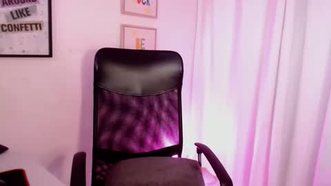 Snapshot of kim_burton_1 chatting on 06/05/26, 02:23 Kimberly online show from 06/05/26, 02:23
