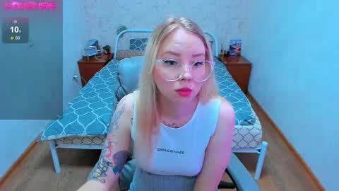 Snapshot of kim_girl_next_door chatting on 11/08/25, 11:32 KIM online show from 11/08/25, 11:32