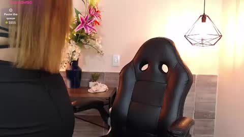 Snapshot of kimberlybale chatting on 07/21/26, 07:49 online show from 07/21/26, 07:49
