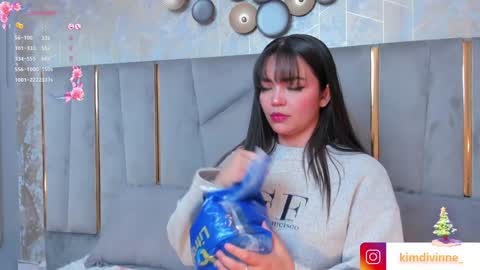 Snapshot of kimdevinne chatting on 12/22/24, 02:39 KIM online show from 12/22/24, 02:39