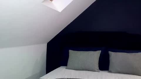 Snapshot of kimihoney_ chatting on 09/11/25, 09:48 Help me reach 100 thumbs up online show from 09/11/25, 09:48