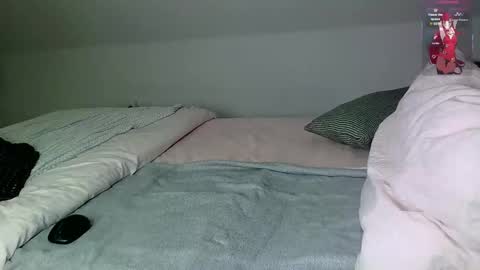 Snapshot of kimihoney_ chatting on 10/28/25, 07:27 Help me reach 100 thumbs up online show from 10/28/25, 07:27