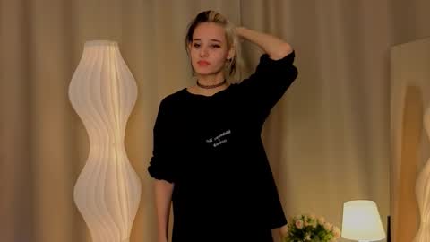 Snapshot of kimikosetterland chatting on 12/19/25, 06:53 Elizabeth online show from 12/19/25, 06:53