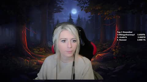 Snapshot of kimilee22 chatting on 12/11/24, 10:06 Wolfs Girl online show from 12/11/24, 10:06