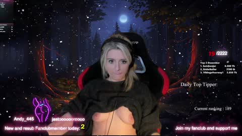 Snapshot of kimilee22 chatting on 12/18/24, 02:10 Wolfs Girl online show from 12/18/24, 02:10