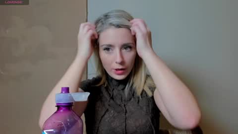 Wolfs Girl online show from 11/09/25, 09:13