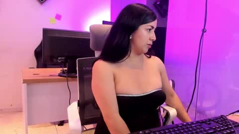 Snapshot of kimkalifa chatting on 10/21/25, 01:23 Camila online show from 10/21/25, 01:23