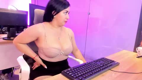 Snapshot of kimkalifa chatting on 11/01/25, 01:13 Camila online show from 11/01/25, 01:13