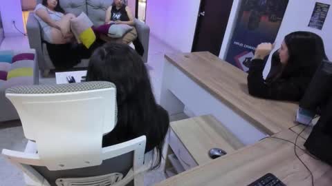 Snapshot of kimkalifa chatting on 12/17/25, 01:39 Camila online show from 12/17/25, 01:39