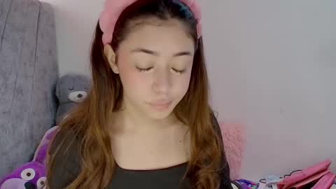 Snapshot of kimmy_veggaa chatting on 10/09/25, 02:48 kimm online show from 10/09/25, 02:48