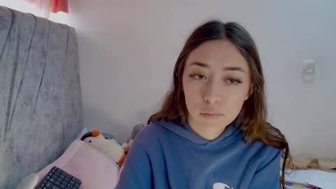 Snapshot of kimmy_veggaa chatting on 10/14/25, 03:02 kimm online show from 10/14/25, 03:02