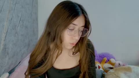 Snapshot of kimmy_veggaa chatting on 10/16/25, 03:07 kimm online show from 10/16/25, 03:07