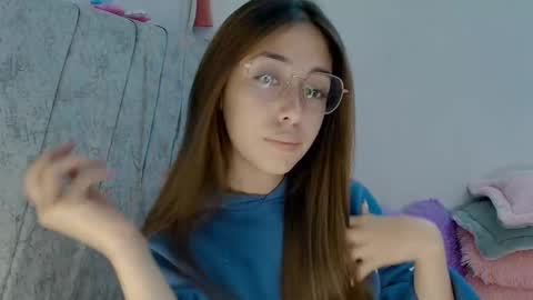 Snapshot of kimmy_veggaa chatting on 10/19/25, 05:08 kimm online show from 10/19/25, 05:08