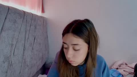 Snapshot of kimmy_veggaa chatting on 10/22/25, 04:29 kimm online show from 10/22/25, 04:29