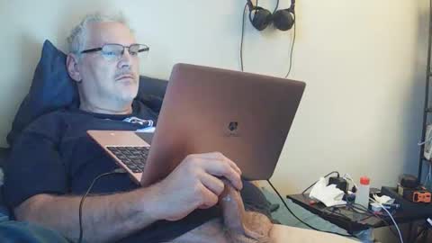 kingtongue10 online show from 10/21/25, 10:32