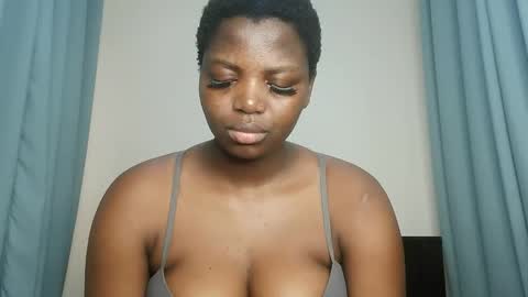 Snapshot of kinky_lola1 chatting on 09/28/25, 12:43 Lola online show from 09/28/25, 12:43