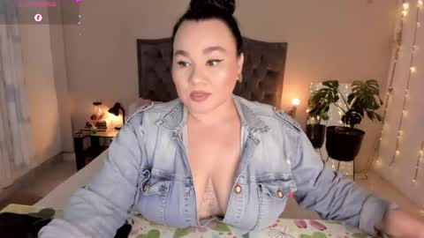 Snapshot of kinkyelise chatting on 06/09/26, 05:30 Jenny online show from 06/09/26, 05:30