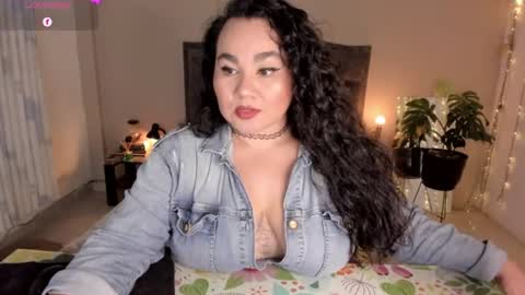 Snapshot of kinkyelise chatting on 06/17/26, 05:21 Jenny online show from 06/17/26, 05:21