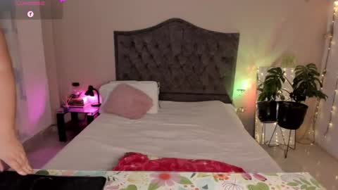 Snapshot of kinkyelise chatting on 06/23/26, 05:05 Jenny online show from 06/23/26, 05:05