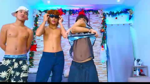 Snapshot of kinkyhousexxx chatting on 11/17/25, 01:44 kinkyhousexxx online show from 11/17/25, 01:44