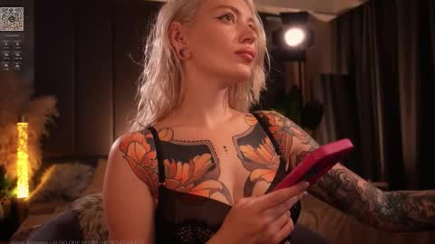 Snapshot of kinkylina_ chatting on 10/11/25, 11:42 kinkylina_ online show from 10/11/25, 11:42