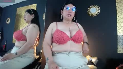 Snapshot of kinkyy_mom chatting on 10/07/25, 02:47 kinkyy_mom online show from 10/07/25, 02:47