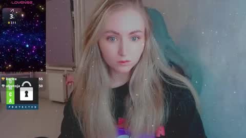 Snapshot of kira_love_sleep chatting on 11/07/25, 02:50 you know thumb up me please its important online show from 11/07/25, 02:50