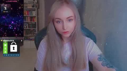 Snapshot of kira_love_sleep chatting on 12/22/25, 03:53 you know thumb up me please its important online show from 12/22/25, 03:53