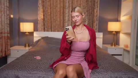 Snapshot of kirabl00m chatting on 06/19/26, 03:33 kira bloom online show from 06/19/26, 03:33