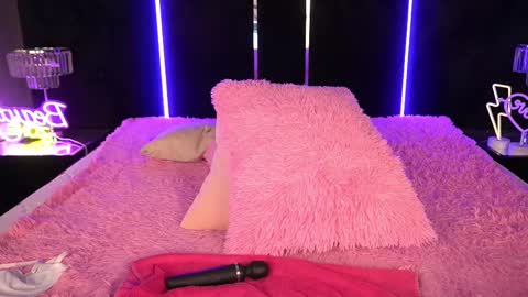 Kira online show from 03/08/25, 12:44